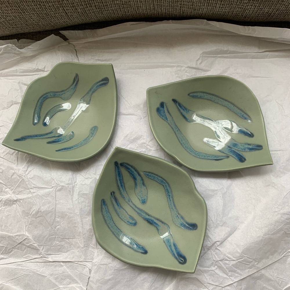 3 NWT Hilborn Signed Dish Pottery Ceramic Leaf-Shaped with Blue Accents